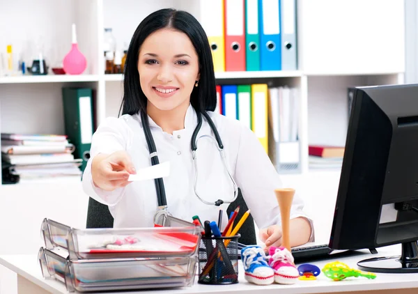 Médico feminino dando cartão de visita em branco — Fotografia de Stock