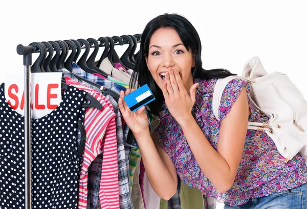 Kadın alışveriş holding kredi kartı — Stok fotoğraf