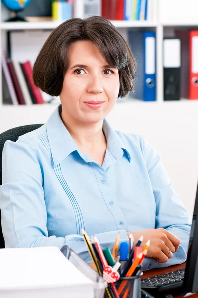 Donna d'affari sul posto di lavoro — Foto Stock