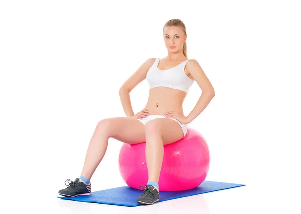 Fitness-Frau mit Fitness-Ball — Stockfoto