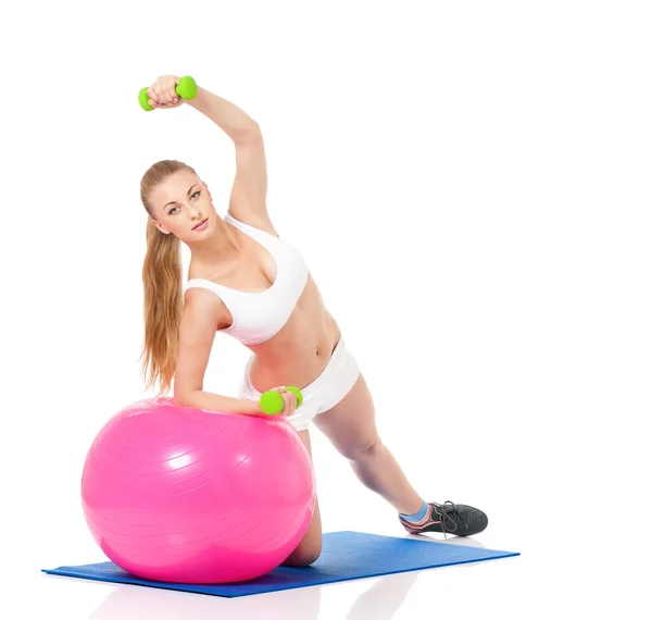 Fitness kadın fitness topu ile — Stok fotoğraf