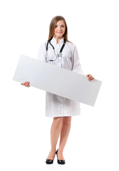 Médico com estetoscópio mostrando placa em branco — Fotografia de Stock