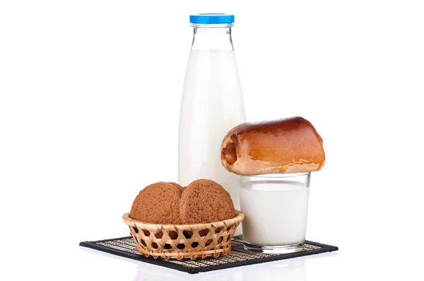 Milk with oat cookies and bun — Stock Photo, Image