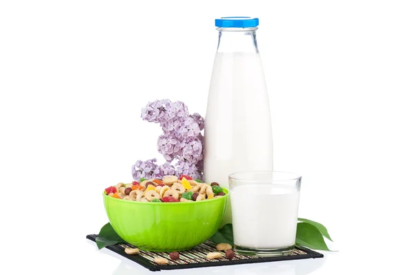 Süt lezzetli mısır gevreği ile — Stok fotoğraf