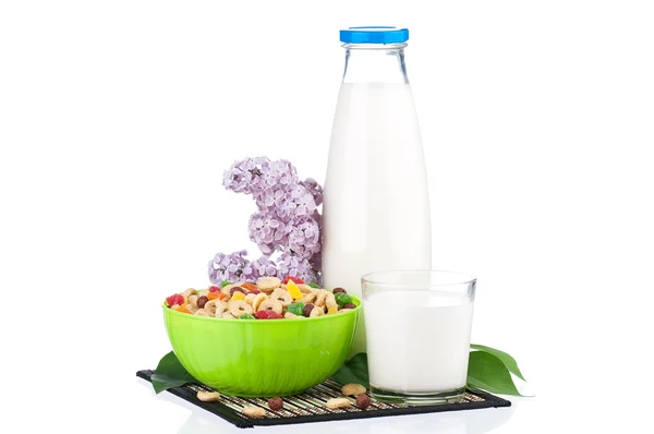 Milk with tasty cornflakes — Stock Photo, Image