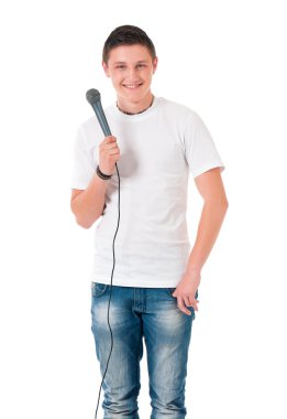 Bir mikrofon tutan adam muhabir