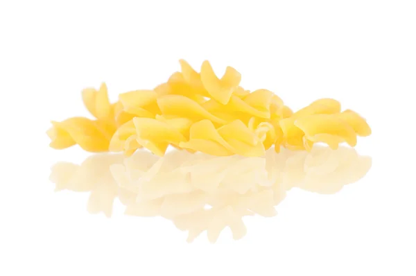 Сырая макароны изолированы на белом — стоковое фото