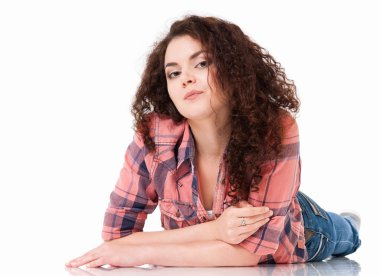 Yerde yatarken ve kameraya bakarak kız