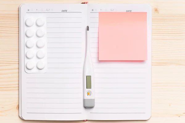 Blank notepad with thermometer — Stock Photo, Image