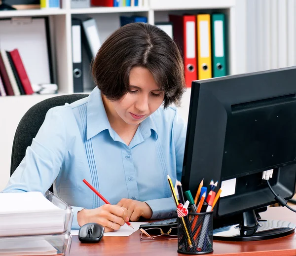 Деловая женщина, работающая на компьютере — стоковое фото