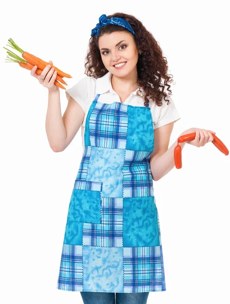 Ama de casa con salchichas y zanahorias frescas — Foto de Stock