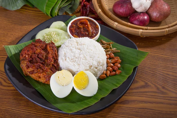 Наси лемак, традиционный малайский рис из пасты карри — стоковое фото