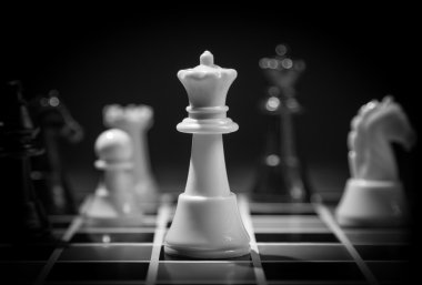 Satranç parça tahta arka plan üzerinde