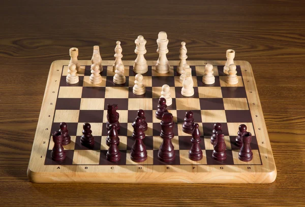 Scacchiera con scacchi pezzi di legno — Foto Stock