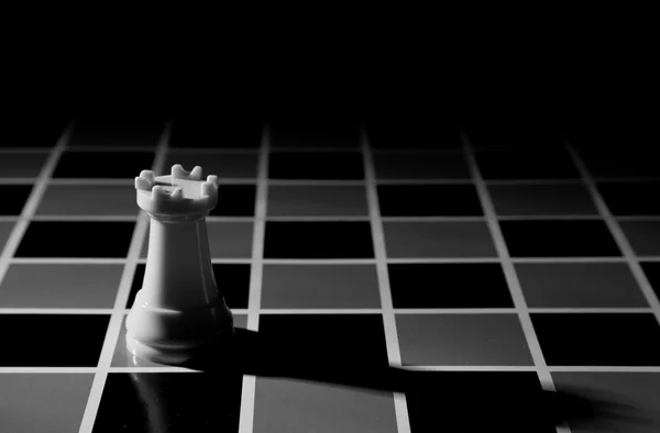 Pieza de ajedrez en el fondo del tablero — Foto de Stock