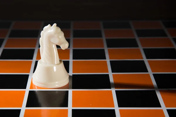 Peça de xadrez no fundo do tabuleiro — Fotografia de Stock
