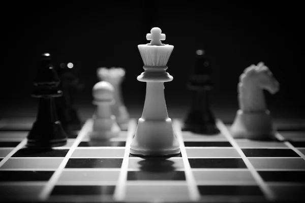 Pieza de ajedrez en el fondo del tablero — Foto de Stock