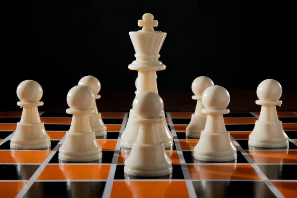 Peça de xadrez no fundo do tabuleiro — Fotografia de Stock
