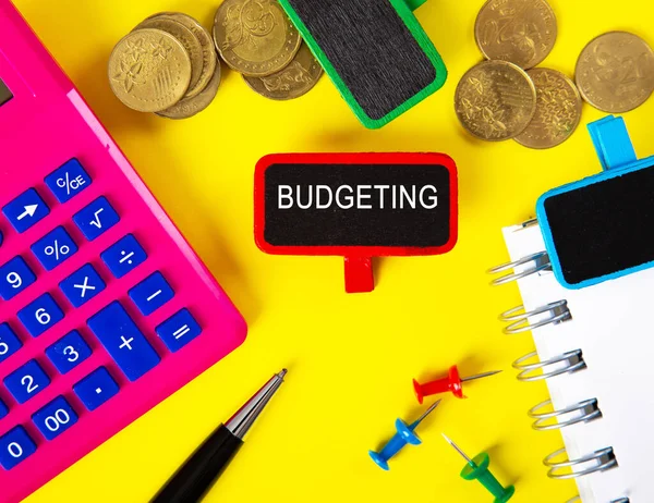 Ovanifrån Tag Med Budgeting Ord Med Miniräknare Penna Och Mynt — Stockfoto