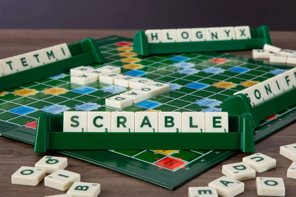 Kuala Lumpur, Malezya - 25 Ekim 2020 Scrabble Tahta Oyunu. Oyun tahtasındaki kiremit rafındaki harf karolarından kelime Scrabble 'ı.