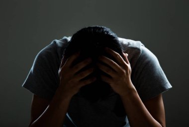 Üzgün ve bunalımlı adam yüzünü kapatıyor - depresif geçmiş kavramı