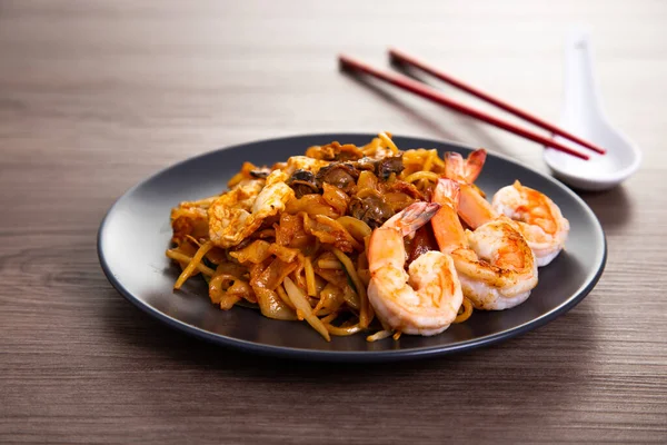 맛있는 매콤하고 쌀국수는 말레이시아인들 사이에서 Char Kuew Teow 알려져 — 스톡 사진