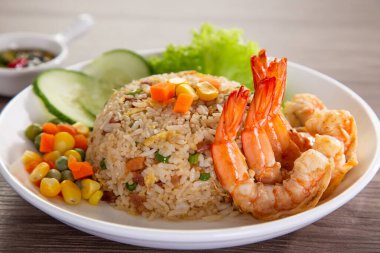 Kızarmış Çin pilavı ve ızgara karides.