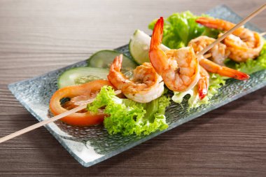 Şiş ızgara karides servis etmeye hazır.