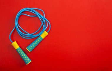 Minimalizm fitness konsepti. Renk arkaplanında ip atlanıyor. Üst görünüm