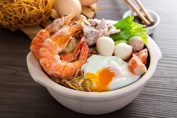 Tontopf Yee Mee Meeresfrüchte Nudelsuppe Mit Würzigen Gekochten Zutaten — Stockfoto