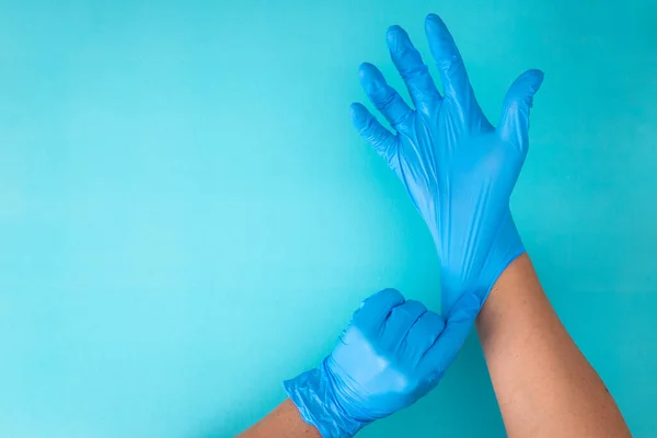 Ärztehände Tragen Gummihandschuhe Auf Blauem Hintergrund — Stockfoto