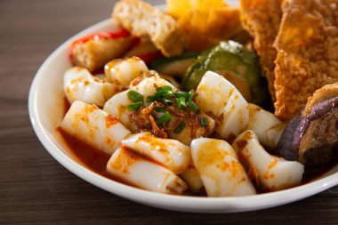 Chee Cheong Fun veya Rice Noodle susamlı ve tatlı soslu yong tau foo ile servis edilir.