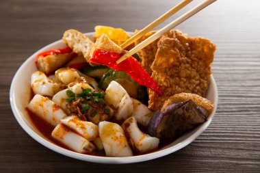 Chee Cheong Fun veya Rice Noodle susamlı ve tatlı soslu yong tau foo ile servis edilir.