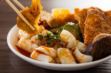 Chee Cheong Fun veya Rice Noodle susamlı ve tatlı soslu yong tau foo ile servis edilir.