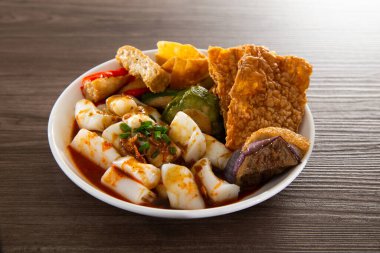 Chee Cheong Fun veya Rice Noodle susamlı ve tatlı soslu yong tau foo ile servis edilir.