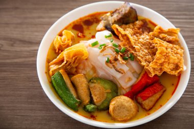 Körili Chee Cheong Fun veya Rice Noodle, yong tau foo ile servis edilir.