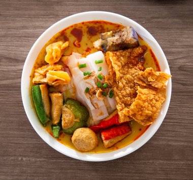 Körili Chee Cheong Fun veya Rice Noodle, yong tau foo ile servis edilir.