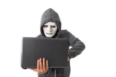 Beyaz arka planda dizüstü bilgisayarı olan profesyonel bir hacker.