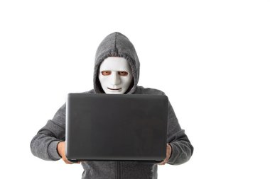 Beyaz arka planda dizüstü bilgisayarı olan profesyonel bir hacker.