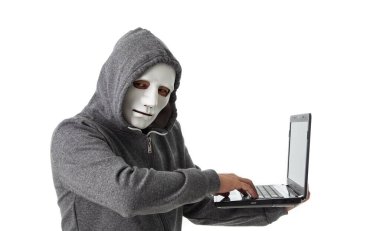 Beyaz arka planda dizüstü bilgisayarı olan profesyonel bir hacker.
