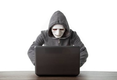 Beyaz arka planda dizüstü bilgisayarı olan profesyonel bir hacker.