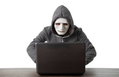 Beyaz arka planda dizüstü bilgisayarı olan profesyonel bir hacker.