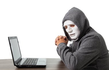 Beyaz arka planda dizüstü bilgisayarı olan profesyonel bir hacker.