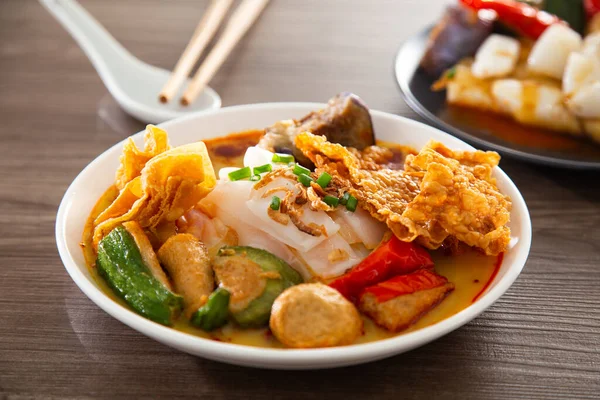 Curry Chee Cheong Fun Rice Noodle Served Yong Tau Foo — Stock Photo, Image