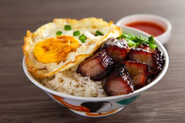 Çin BBBQ Pork 'u tatlı bir barbekü sosunda marine edilir ve sonra kızartılır..