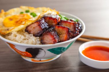 Çin BBBQ Pork 'u tatlı bir barbekü sosunda marine edilir ve sonra kızartılır..