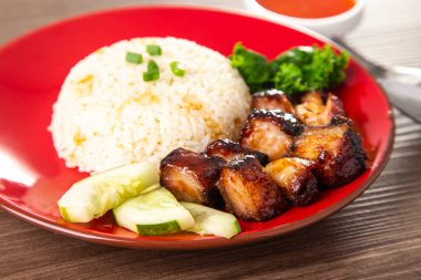 Çin BBBQ Pork 'u tatlı bir barbekü sosunda marine edilir ve sonra kızartılır..