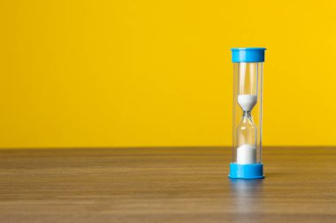 Sarı arka planda zaman kumu. Zaman Kavramı