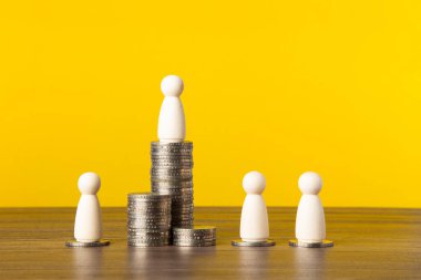 Başarılı ve yüksek maaşlı bir yönetici. Genç bir menajer ve başarılı bir kariyerin başlangıcı. Büyük gelir ve zenginlik.