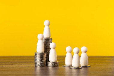 Başarılı ve yüksek maaşlı bir yönetici. Genç bir menajer ve başarılı bir kariyerin başlangıcı. Büyük gelir ve zenginlik.